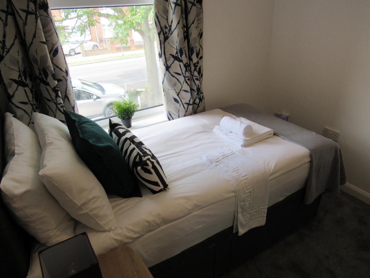 The Cambridge Suites - Tas Accommodations Extérieur photo